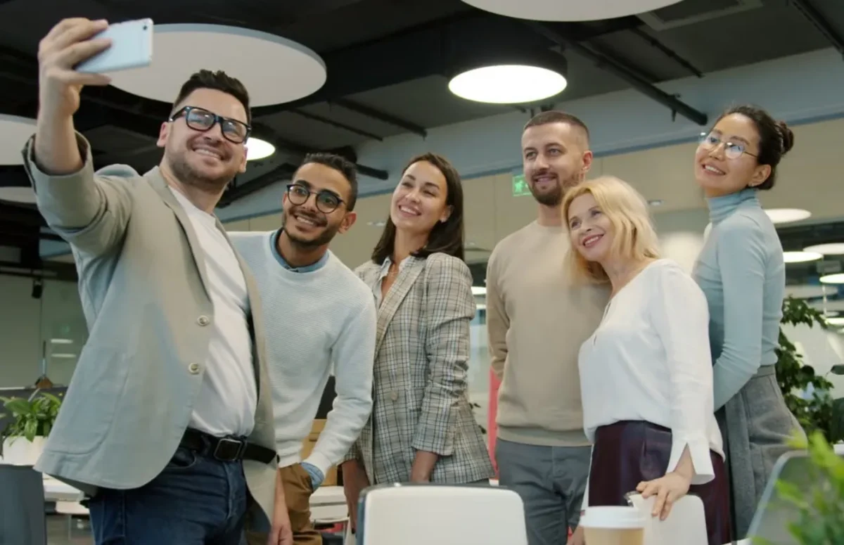 Six people are posing for a selfie